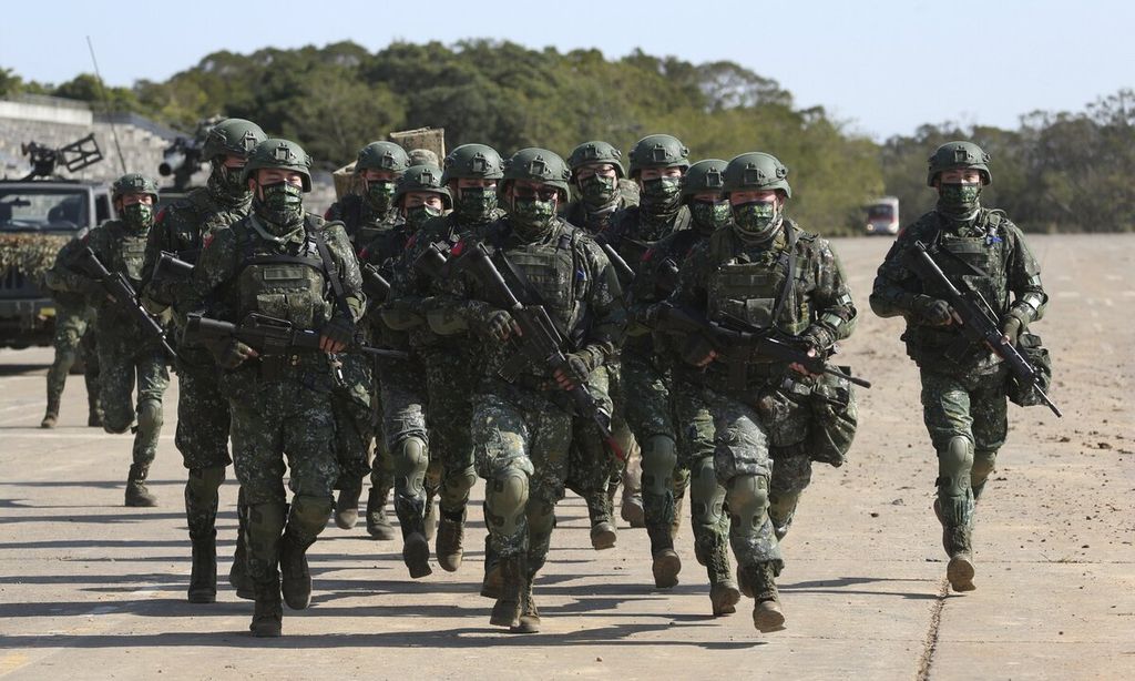  Militer Taiwan menggelar latihan sebagai bagian dari persiapan menghadapi China yang dianggap memancing keributan di wilayah Selat Taiwan. 