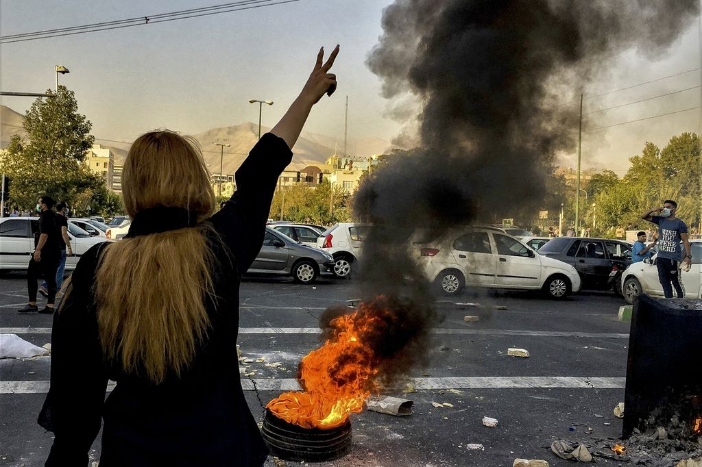 Foto yang diperoleh kantor berita Associated Press ini memperlihatkan unjuk rasa warga di Teheran, Iran, 1 Oktober 2022, guna memprotes kasus kematian perempuan Iran, Mahsa Amini (22), saat berada dalam tahanan Polisi Moral. 
