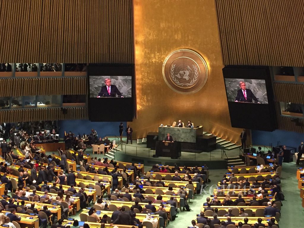 Suasana pembukaan Sidang Ke-77 Majelis Umum PBB di Markas Besar PBB di New York, Amerika Serikat, Selasa (20/9/2022). Tampak Sekretaris Jenderal PBB Antonio Guterres menyampaikan pidato pembukaan.