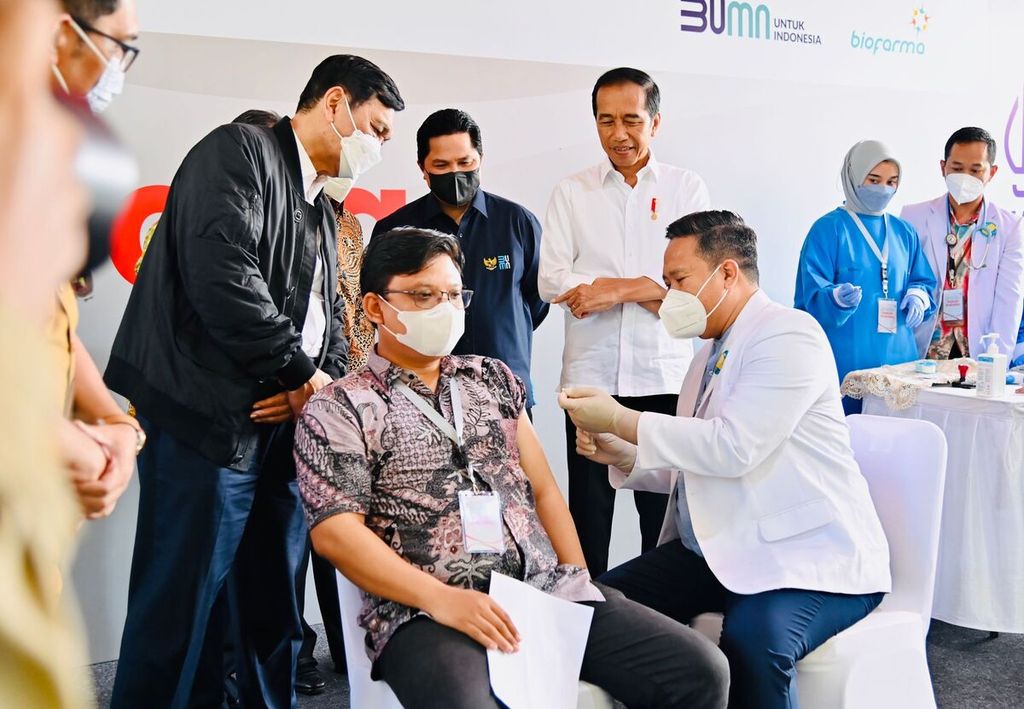 President Joko Widodo saw the process of injecting vaccines at the launch of the Covid-19 vaccine made by Bio Farma, IndoVac, at the PT Bio Farma (Persero) Factory, Bandung City, West Java Province, Thursday (13/10/2022)..