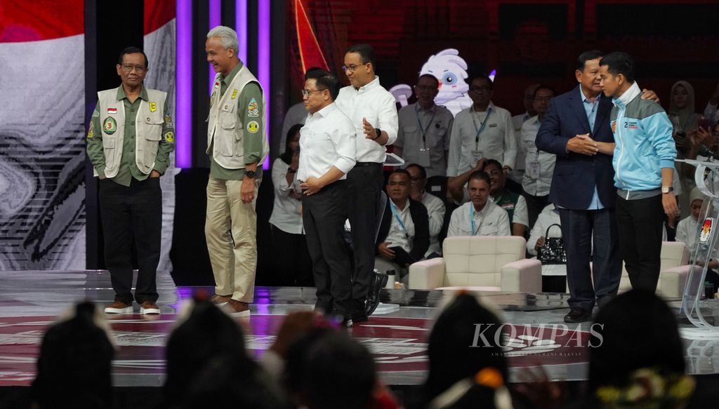 Tiga pasangan capres dan cawapres naik ke panggung pada akhir acara Debat Keempat Calon Presiden dan Calon Wakil Presiden Pemilu 2024 di Jakarta Convention Center, Jakarta, Minggu (21/1/2024). 