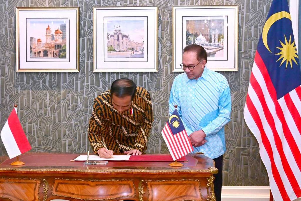 Presiden RI Joko Widodo dan Perdana Menteri Malaysia Dato’ Seri Anwar Ibrahim membahas sejumlah kerja sama antara Indonesia dan Malaysia di berbagai bidang dalam pertemuan yang digelar di kediaman resmi PM Malaysia di Seri Perdana, Putrajaya, Malaysia, 8 Juni 2023.