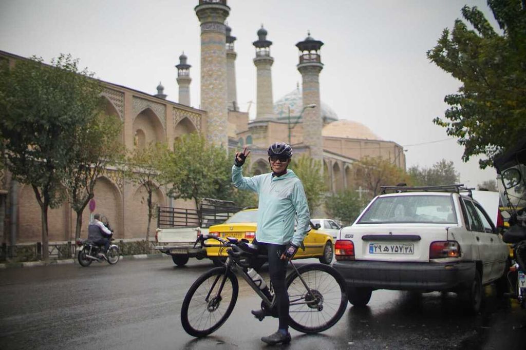 Pesepeda asal Indonesia yang melakukan perjalanan Jakarta-Paris, Royke Lumowa, telah tiba di Teheran, Iran. Royke mengisi waktu sambil bersepeda keliling kota Teheran.