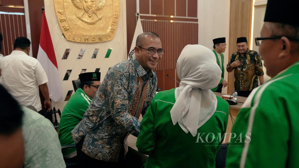 Ketua KPU Hasyim Asyari bersalaman dengan sejumlah pengurus DPP PPP dalam pertemuan di Kantor KPU, Jakarta, Senin (12/9/2022). 
