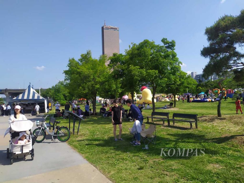 Pengunjung Hangang Park, taman ikonik di kota Seoul, Korea Selatan, menikmati siang dengan beragam aktivitas luar ruangan, Sabtu (18/5/2024). Hangang Park, taman yang berada di tepi Sungai Han ini, menjadi ruang terbuka yang nyaman, tempat berolahraga, dan berwisata warga.