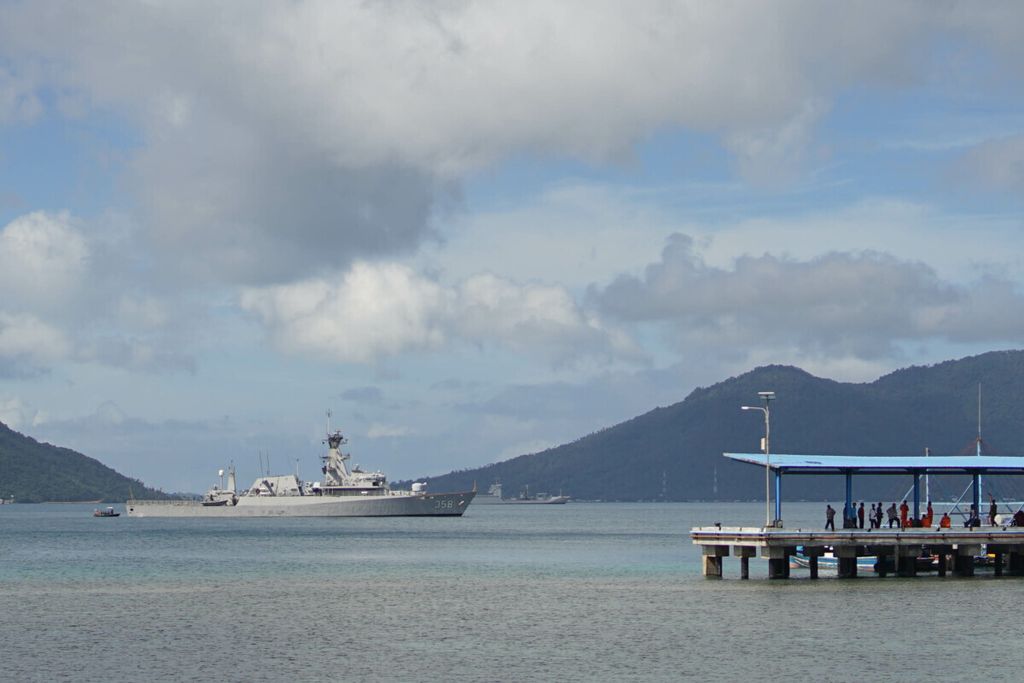 KRI John Lie (358) is on standby near the dock of the Natuna Integrated Marine and Fisheries Center, Riau Islands, on Wednesday (January 8, 2020). This ship is one of seven warships deployed by the Indonesian National Defense Forces following the emergence of fish theft in the North Natuna Sea by a Chinese-flagged fishing boat.