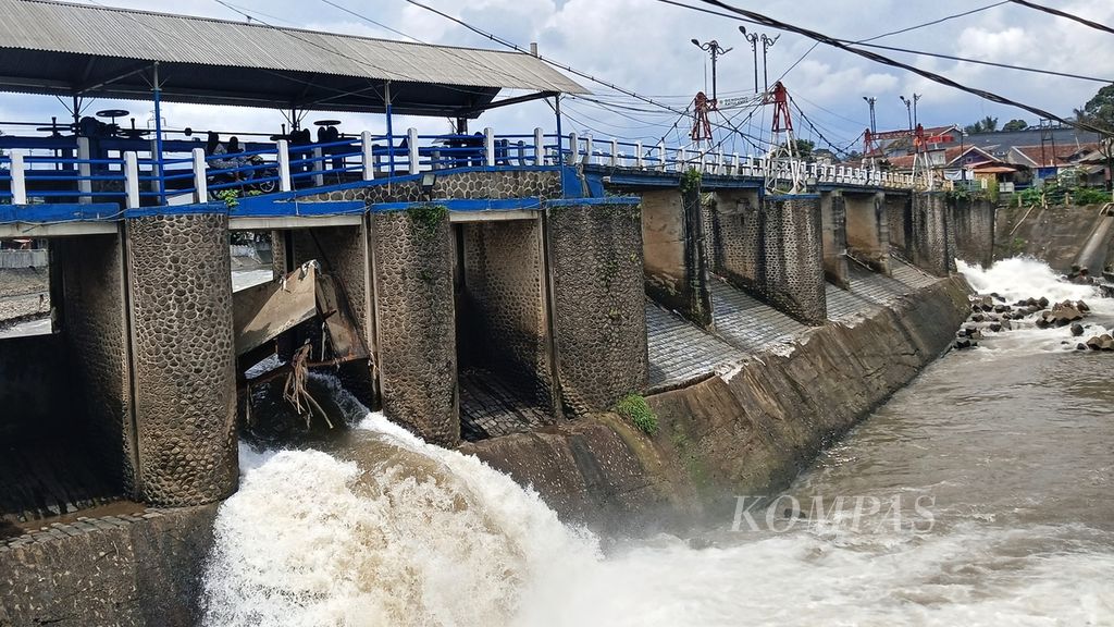 Kondisi salah satu pintu Bendung Katulampa yang jebol, Sabtu (6/4/2024). Aliran air mengalir deras langsung menuju Sungai Ciliwung.