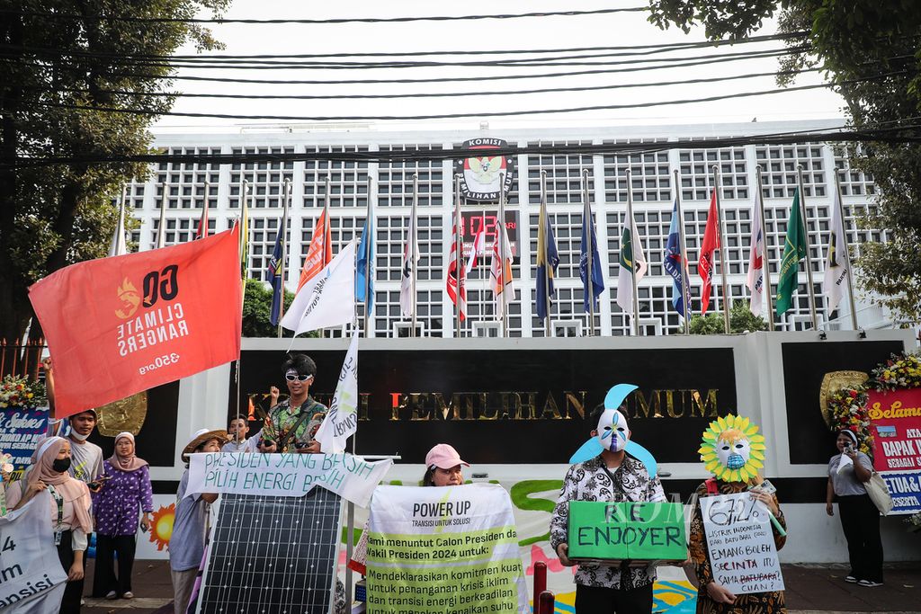 Peserta aksi ”Power Up” berorasi dan membentangkan spanduk serta poster kritik di depan Kantor KPU, Jakarta, Jumat (3/11/2023). Aksi ”Power Up” mendesak tiga calon presiden untuk mendeklarasikan komitmen yang kuat dalam penanganan krisis iklim dan transisi energi.