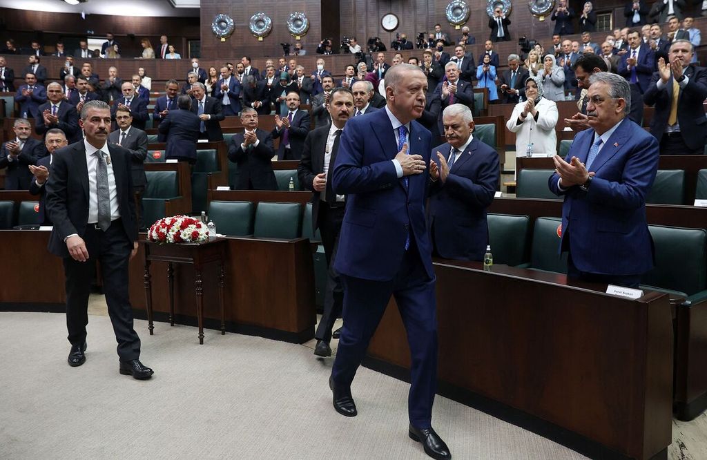 Presiden Turki yang juga Ketua Partai Keadilan dan Pembangunan (AKP) mendapat aplaus dalam pertemuan di Turkish Grand National Assembly (TGNA), Ankara, 18 Mei 2020.