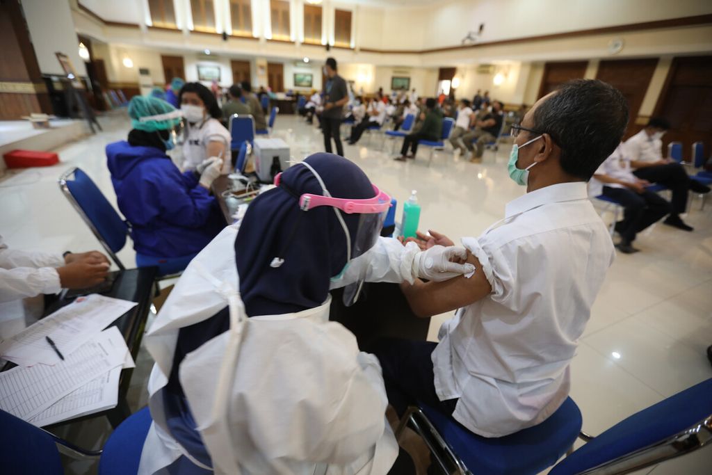 Petugas kesehatan menyuntikkan vaksin Covid-19 tahap pertama kepada aparatur sipil negara (ASN) di Kantor Wali Kota Jakarta Pusat, Rabu (10/3/2021). 