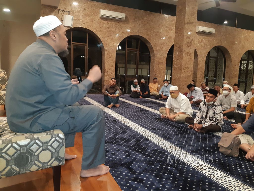 Jemaah menyimak tausiah yang disampaikan Nashran Ahmaddin di sela-sela Silah Ukhuwah Fair di Rumah Al-Quran Aqsyanna, Tangerang Selatan, Banten, Jumat (15/4/2022).