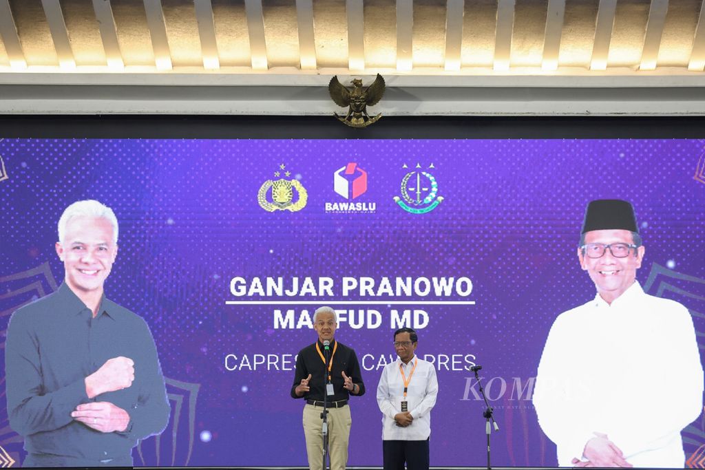 Pasangan capres-cawapres Pilpres 2024 Ganjar Pranowo-Mahfud MD berpidato di acara Rapat Koordinasi Sentra Penegakan Hukum Terpadu di Hotel Grand Sahid Jaya, Jakarta, Senin (27/11/2023). 