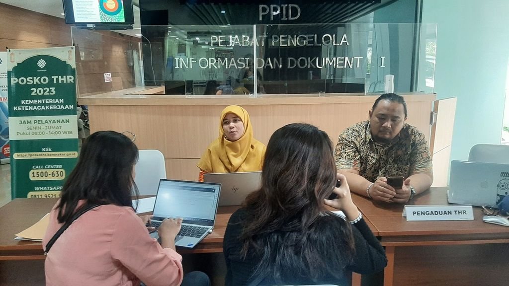 Pekerja mengadukan masalah tunjangan hari raya yang belum cair dari perusahaannya ke posko pengaduan THR di Kantor Kementerian Ketenagakerjaan, Jakarta, Kamis (13/4/2023). Berdasarkan Surat Edaran Menteri Ketenagakerjaan Nomor M/2/HK.04.00/III/2023 tentang Pelaksanaan Pemberian Tunjangan Hari Raya Keagamaan Tahun 2023 bagi Pekerja/Buruh di Perusahaan, THR wajib dibayarkan pada 15 April 2023.