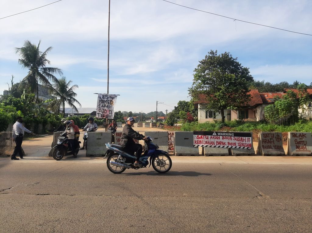 Spanduk protes warga terhadap kebijakan sistem satu arah di Jalan Puspitek, Tangerang Selatan, Banten, Selasa (7/3/2023).