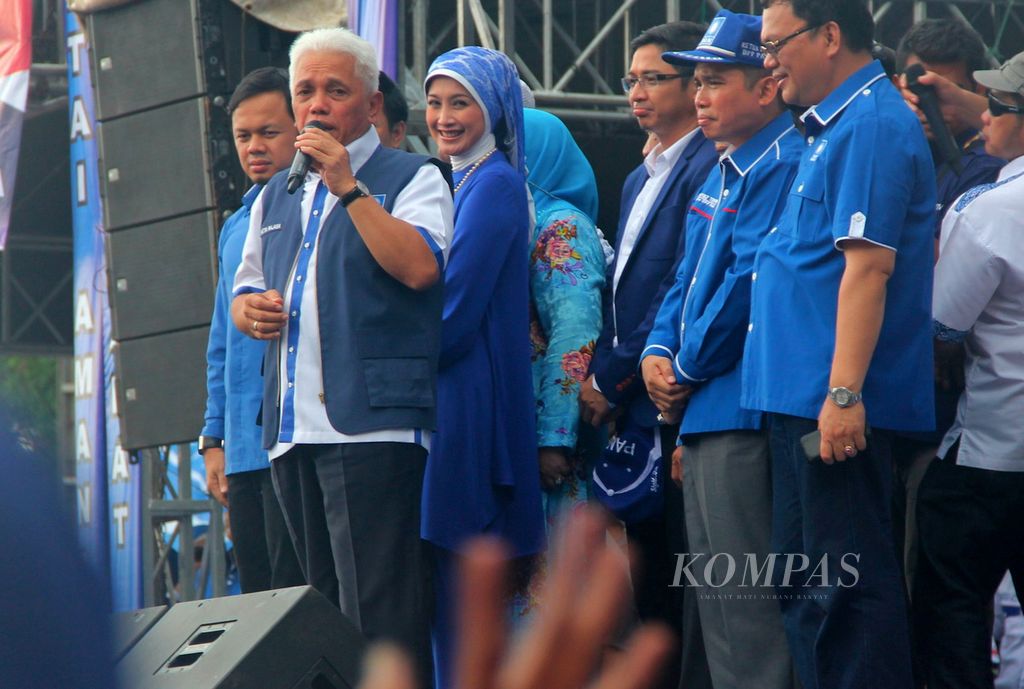 Ketua Umum Partai Amanat Nasional (PAN) Hatta Rajasa memberikan orasi dalam kampanye terbuka PAN di Stadion Patra Jaya, Palembang, Sumatera Selatan, Selasa (1/4/2014). Hadir dalam acara itu sejumlah caleg dari PAN, antara lain Desy Ratnasari, dan Bima Arya. 