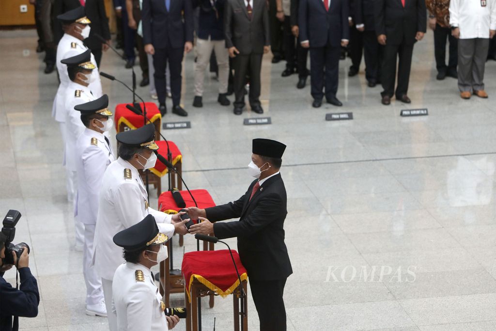 Menteri Dalam Negeri Tito Karnavian memberikan surat keputusan pengangkatan lima penjabat gubernur saat pelantikan mereka di Kantor Kementrian Dalam Negeri, Jakarta, Kamis (12/5/2022). 