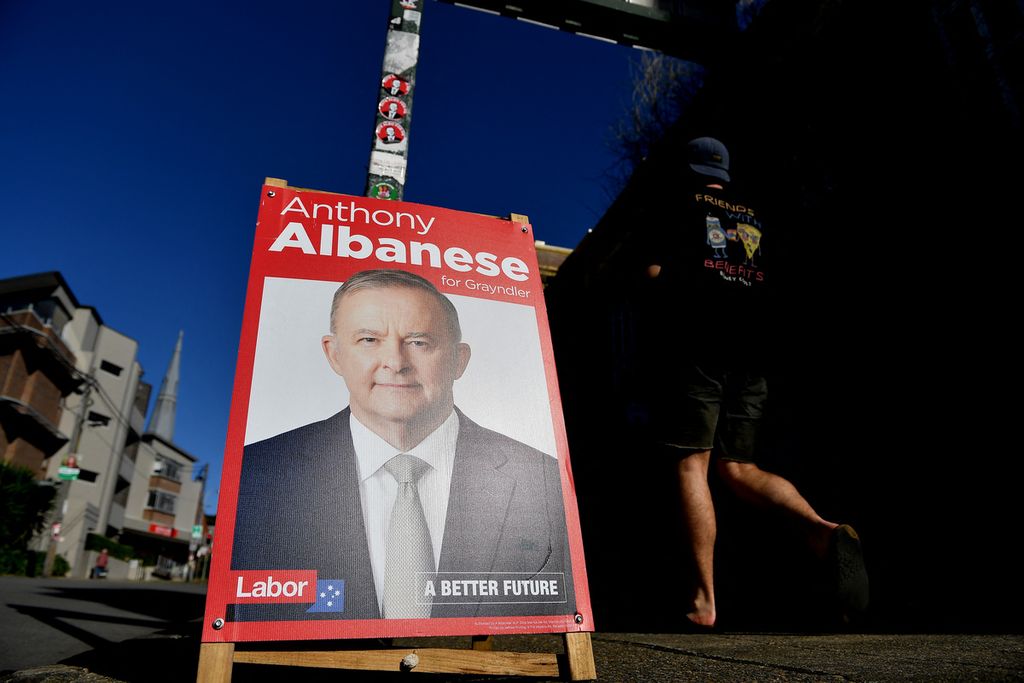 Warga melintas di dekat poster pemimpin oposisi Anthony Albanese di Marrickville, Sydney, Australia, 17 Mei 2022. 