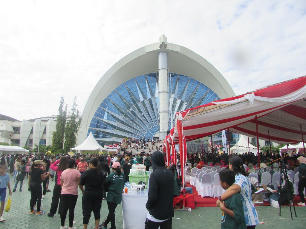 Ribuan warga Kota Kupang dan sejumlah pejabat pusat dan daerah memperingati Hari Pangan Nasional di alun-alun Kantor Gubernur NTT di Kupang, Sabtu (12/8/2023). Sebanyak 15.000 peserta hadir serta 100 stan pangan lokal dan 100 stan UMKM dipamerkan pada kesempatan itu.