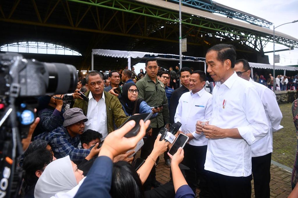 Presiden Joko Widodo memberikan keterangan kepada wartawan seusai bersilaturahmi dengan para nasabah Mekaar binaan PNM di Gedung Bale Rame, Kabupaten Bandung, Jawa Barat, Sabtu (3/2/2024).