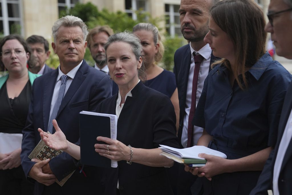 Lucie Castets (tengah), kandidat pilihan koalisi sayap kiri NFP untuk menjadi perdana menteri, berbicara kepada jurnalis seusai bertemu Presiden Emmanuel Macron di Istana Elysee, Paris, Perancis, Jumat (23/8/2024). Macron menolak usulan NFP, peraih kursi terbanyak di parlemen (Majelis Nasional), yang mencalonkan Castets. 