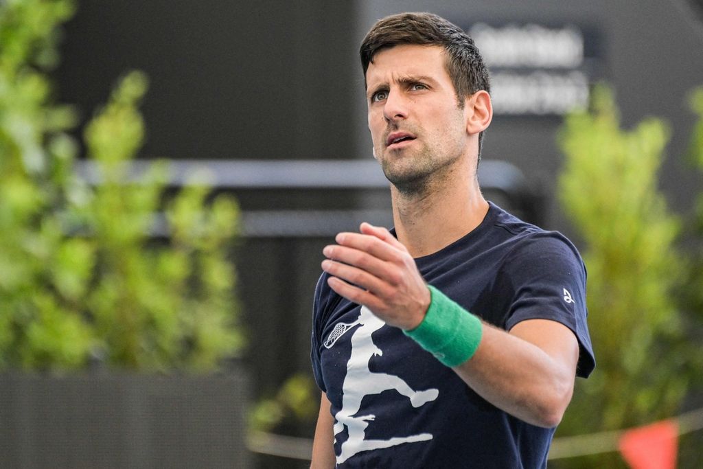 Reaksi petenis Serbia Novak Djokovic di sela-selan sesi latihan  di Adelaide, Australia, Kamis (29/12/2022), jelang tampil di turnamen ATP 250 Adelaide, 1-8 Januari 2023.