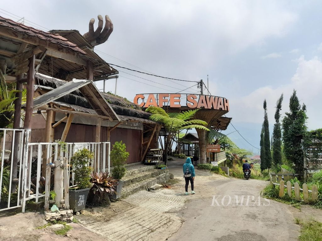 Suasana Cafe Sawah di Desa Wisata Pujon Kidul, Kecamatan Pujon, Kabupaten Malang, Jawa Timur, yang tampak asri dengan latar belakang pegunungan di kejauhan, saat diabadikan, Rabu (27/4/2022) pagi.