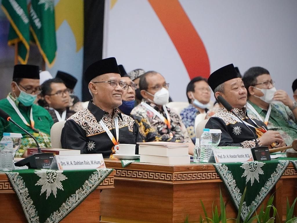 Ketua Umum PP Muhammadiyah Haedar Nashir (kiri) dan Sekretaris Umum PP Muhammadiyah Abdul Mu’ti (kanan) mengikuti Sidang Pleno I Muktamar Ke-48 di Universitas Muhammadiyah Surakarta, Jawa Tengah, Sabtu (5/11/2022). 