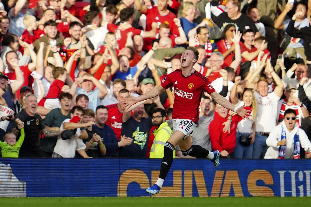Gelandang Manchester United Scott McTominay merayakan gol kedua yang dicetaknya ke gawang Brentford pada laga Liga Inggris di Old Trafford, Sabtu (7/10/2023). 