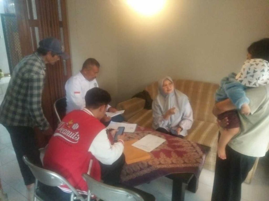 Sejumlah warga mendaftar sebagai pemilih tambahan dalam Pemilu 2024 di Kecamatan Coblong, Kota Bandung, Jawa Barat, Senin (15/1/2024). 