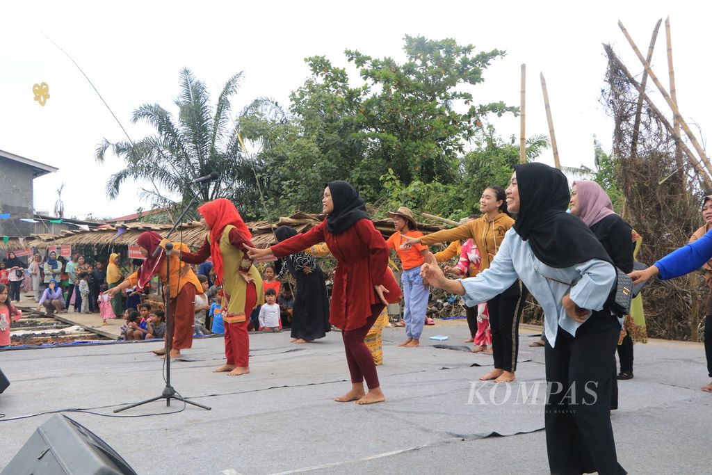 Para puan <i>paloh</i> atau perempuan pesisir menampilkan vokal grup dalam Festival Payau Puan Paloh di Kelurahan Paya Pasir, Medan, Sumatera Utara, Sabtu (11/3/2023). Para perempuan pesisir juga bermain teater, puisi, dan bernyanyi dalam festival itu.