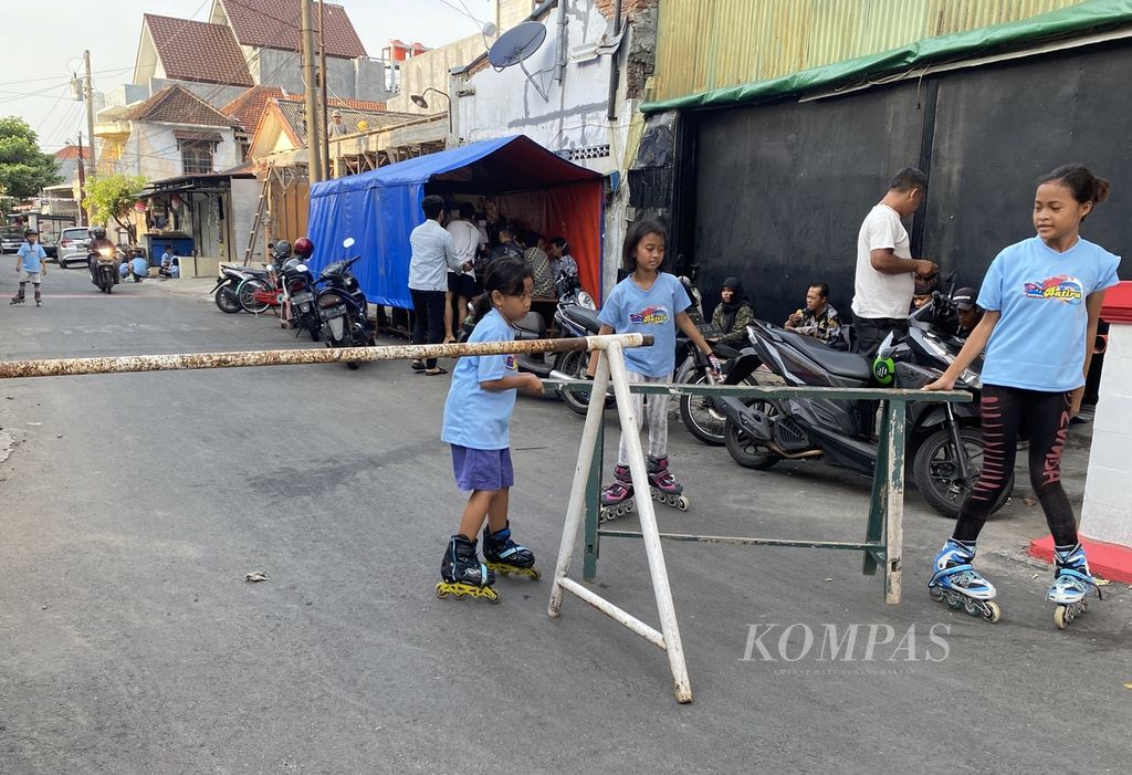 Anak-anak menutup jalanan dengan pembatas besi dan kayu sebelum berlatih sepatu roda di Jalan Batan Timur Raya, Kelurahan Miroto, Kecamatan Semarang Tengah, Kota Semarang, Jawa Tengah, Jumat (9/9/2022). 