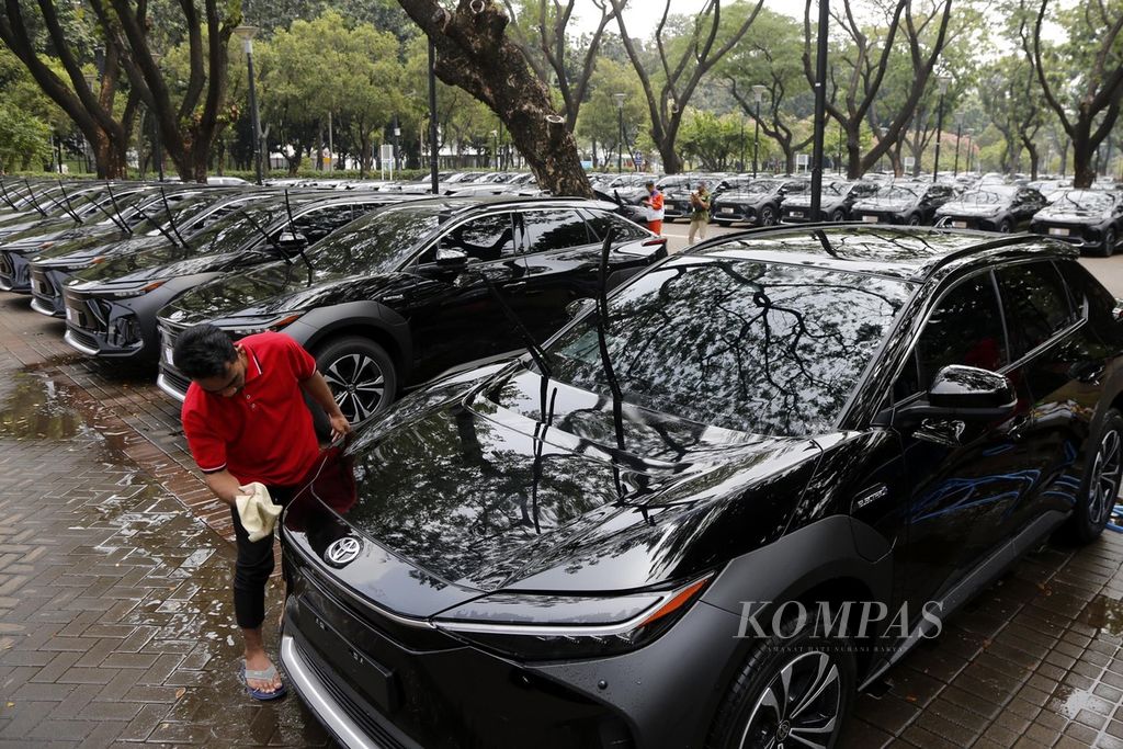 Petugas membersihkan mobil listrik yang akan digunakan para delegasi peserta Konferensi Tingkat Tinggi Ke-43 ASEAN di Parkir Timur, Gelora Bung Karno, Senayan, Jakarta, Senin (28/8/2023). 