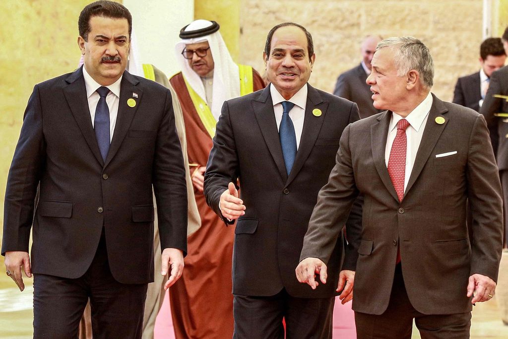 Raja Jordania Abdullah II (kanan) menyambut Presiden Mesir Abdel Fatah el-Sisi (tengah) dan Perdana Menteri Irak Mohammed Shia al-Sudani (kiri) menjelang Konferensi Baghdad untuk Kerja Sama dan Kemitraan di Sweimeh, tepi Laut Mati, Jordania, 20 Desember 2022. 