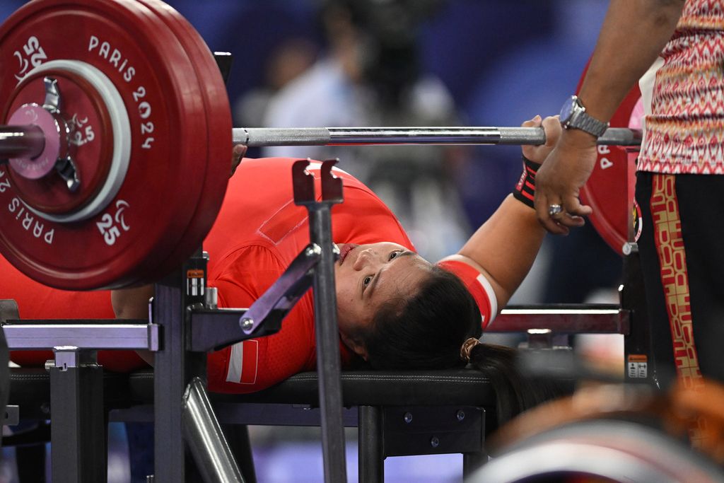 Lifter putri Indonesia, Sriyanti, bersiap-siap melakukan angkatan dalam pertandingan nomor +86kg putri para angkat berat Paralimpiade Paris 2024 di Porte de la Chapelle Arena, Paris, Perancis, Minggu (8/9/2024). Sriyanti berhasil mengangkat 138 kg dan menempati posisi keempat. 