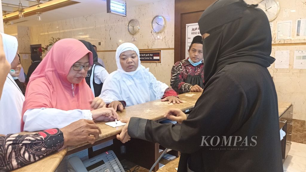 Seorang resepsionis hotel perempuan sedang membantu jemaah haji Indonesia yang menanyakan kunci kamar di Rose Garden Hotel di kawasan Misfalah, Mekkah, Arab Saudi, Jumat (24/6/2022). Seiring keterbukaan di Arab Saudi, kini makin banyak perempuan bekerja di ruang publik.