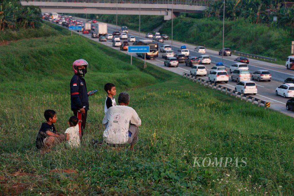 Kemacetan lalu lintas pemudik saat melintasi gerbang Tol Kalikangkung menjadi tontontan warga yang turut merasakan keramaian arus mudik di Kota Semarang, Jawa Tengah, Rabu (19/4/2023).
