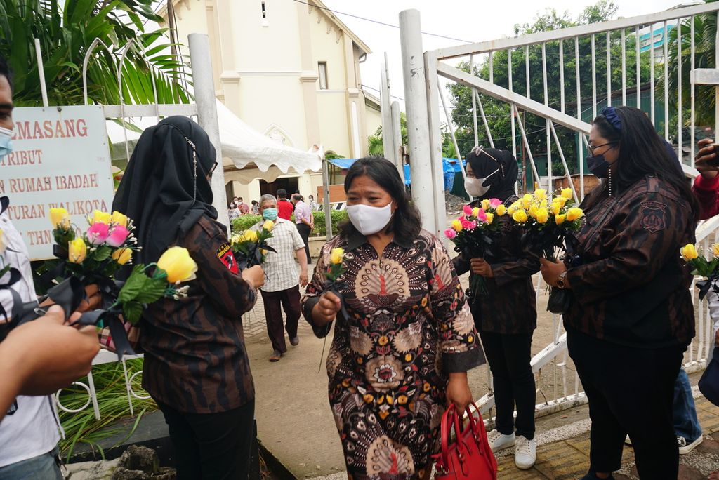 Para peserta aksi solidaritas antarumat beragama membagikan bunga dan pita hitam kepada umat Katolik di Katedral Hati Yesus yang Mahakudus Makassar, Sulawesi Selatan, pada perayaan Minggu Paskah, 4 April 2021. 