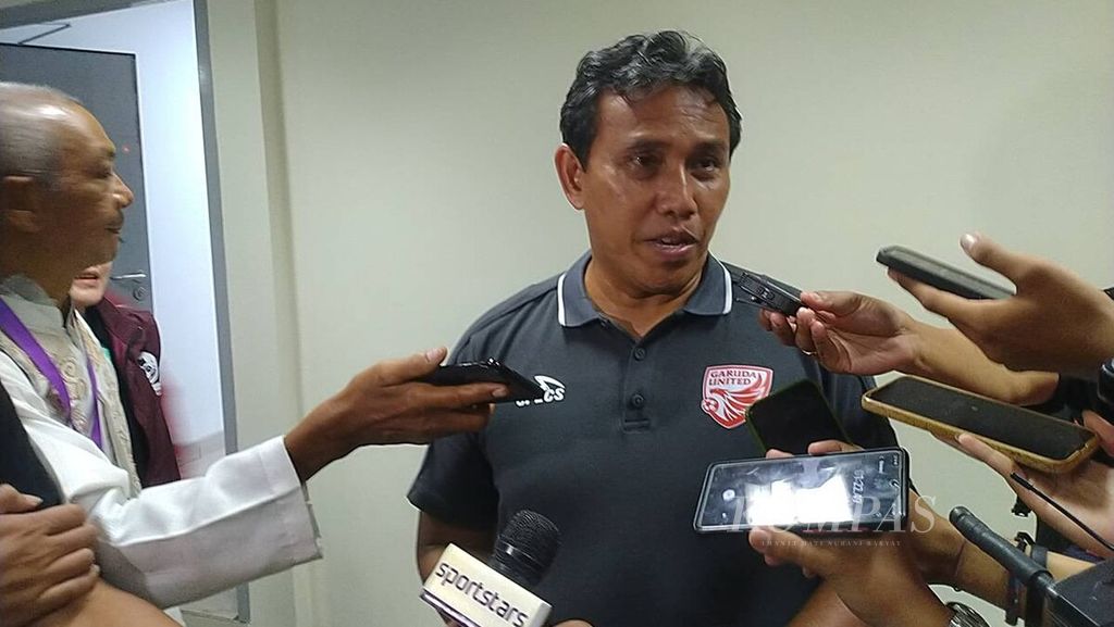 Bima Sakti, pelatih im sepak bola u-17 Indonesia, diwawancarai di Stadion Ngurah Rai, Kota Denpasar, Rabu (2/8/2023). 
