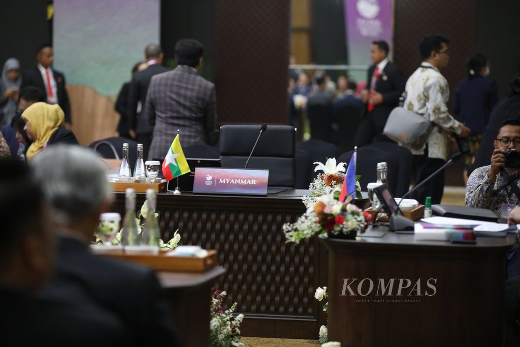 Kursi untuk perwakilan Myanmar kosong saat Pertemuan Menteri Luar Negeri ASEAN di Jakarta, Senin (4/9/2023). Pertemuan ini dipimpin Menteri Luar Negeri Retno P Marsudi.