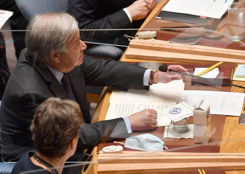 Sekretaris Jenderal PBB Antonio Guterres menghadiri pertemuan tingkat menteri di Dewan Keamanan PBB untuk membahas perdamaian dan keamanan internasional serta konflik dan keamanan pangan di markas besar PBB di New York, Amerika Serikat, 19 Mei 2022. 