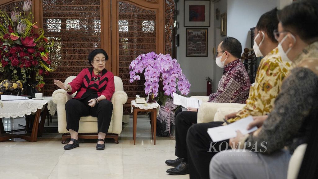 Ketua Umum PDI-P Megawati Soekarnoputri ketika memaparkan pandangannya dalam wawancara khusus dengan harian <i>Kompas</i> di kediamannya di Jalan Teuku Umar, Jakarta, Senin (9/1/2023). 