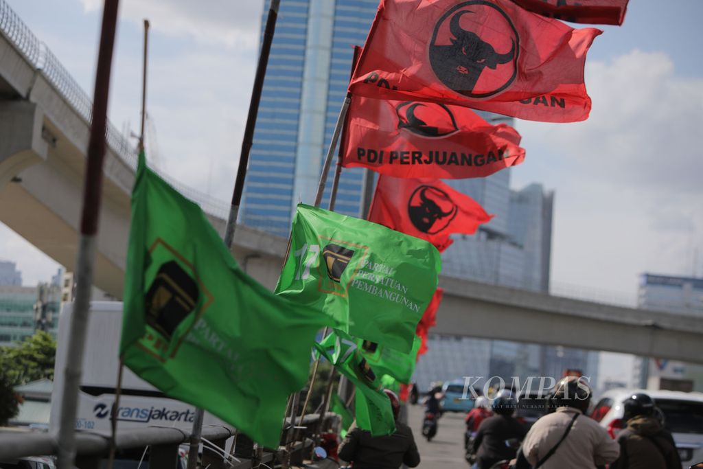 Bendera partai PDI-P PPP terpasang di Jalan Gatot Subroto, Jakarta, Jumat (6/1/2023). 