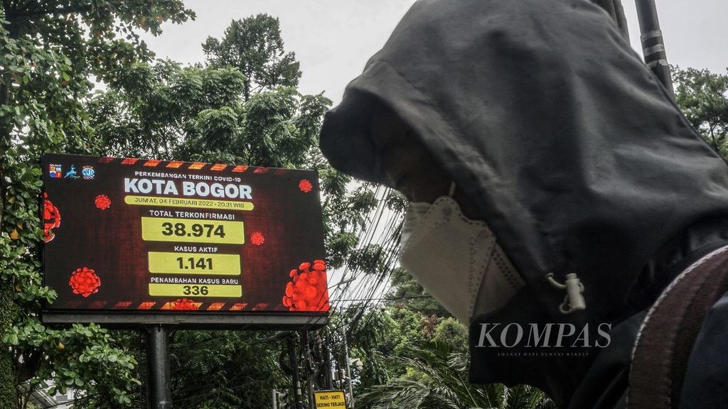 Papan informasi kasus Covid 19 di kawasan sistem satu arah Kota Bogor, Jawa Barat, Minggu (6/2/2022). Penutupan kawasan jalur pedestrian dan ruang publik pun dilakukan Pemerintah Kota Bogor seiring penetapan status PPKM di Kota Bogor yang kini kembali di level 2.