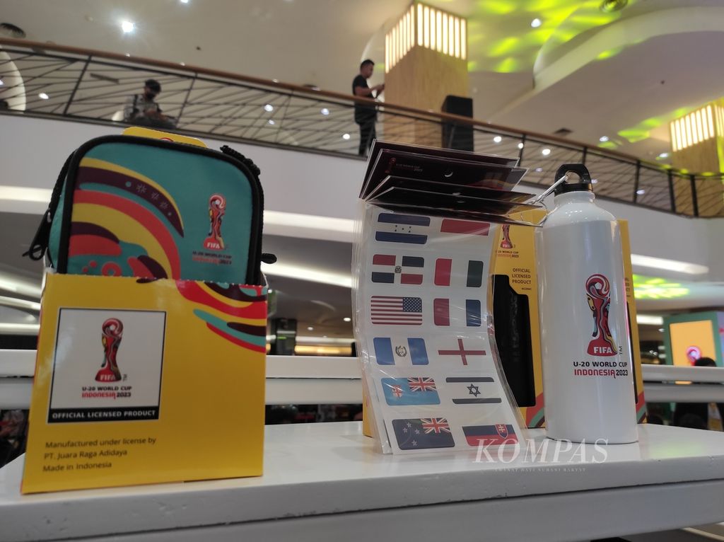 Sejumlah produk cendera mata Piala Dunia U-20 2023, seperti botol, stiker, dan tas mini, dijual di gerai Juaraga yang berada di Mal FX Senayan, Jakarta, Rabu (8/3/2023). Harga produk cendera mata ini mulai dari Rp 74.900 hingga Rp 899.900.
