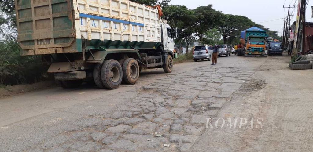 Truk-truk besar melintas di Jalan Raya Prancis, Tangerang, Banten, Selasa (30/3/2021). Setiap hari truk melintas tiada surutnya di kawasan yang dikenal banyak terdapat pergudangan tersebut.