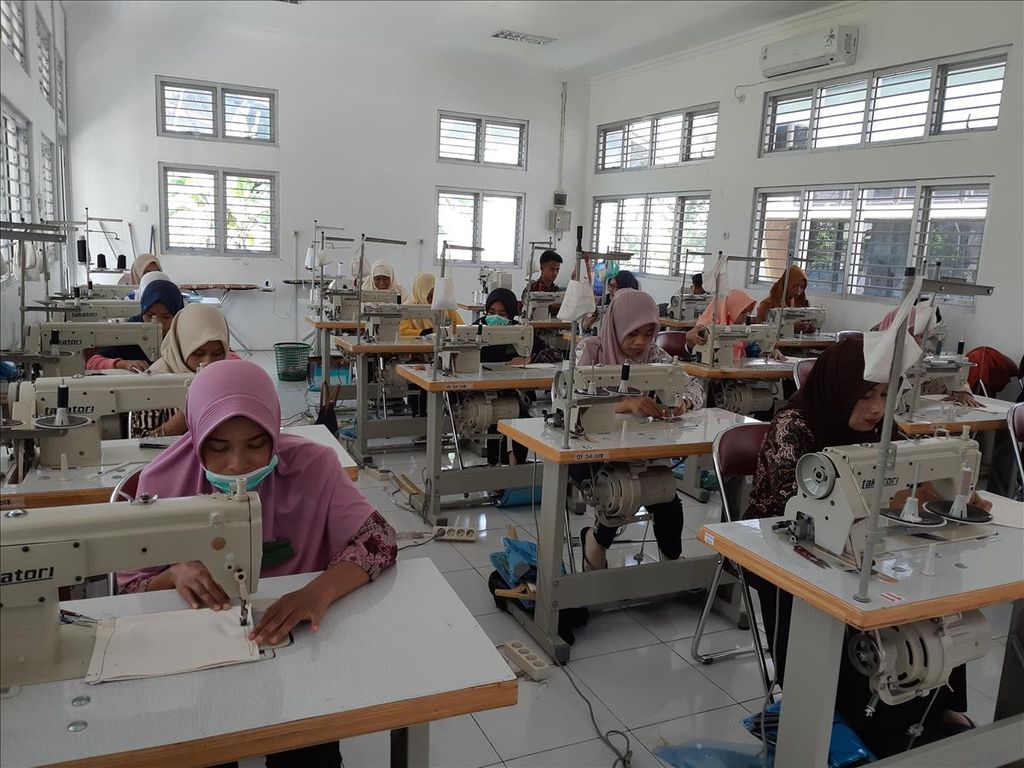 Sejumlah warga mengikuti pelatihan menjahit di UPTD Balai Latihan Kerja Kabupaten Banyumas, Jawa Tengah, Jumat (10/5/2019).