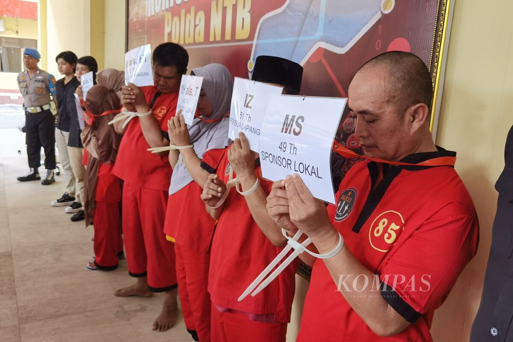 Para tersangka dihadirkan dalam konferensi pers kasus dugaan tindak pidana perdagangan orang atau TPPO di Kantor Kepolisian Daerah Nusa Tenggara Barat di Mataram, Kamis (30/3/2023). 