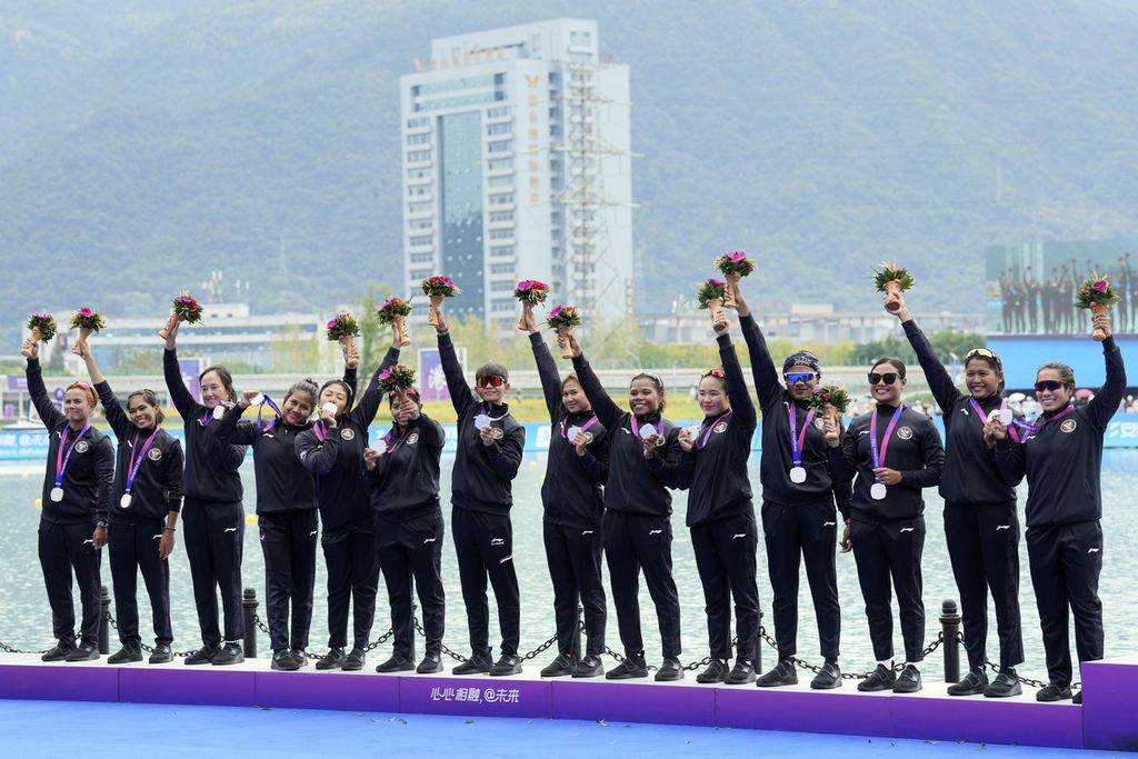 Tim perahu naga saat menerima medali perak pada nomor 500 meter putri, Kamis (5/10/2023). Tim putri Indonesia kembali harus puas dengan medali perak di nomor 1.000 meter, Jumat (6/10/2023).