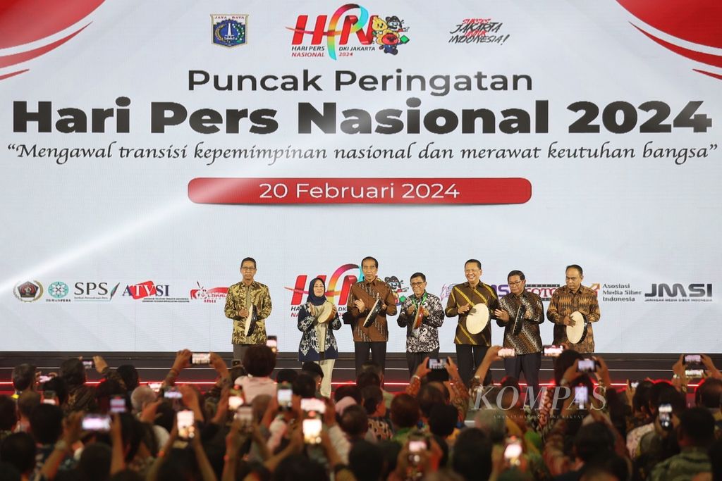 President Joko Widodo opened the peak of the 2024 National Press Day commemoration accompanied by the Acting Governor of DKI Jakarta, Heru Budi Hartono, the Chairperson of the Press Council, Ninik Rahayu, the Chairperson of the Indonesian Journalists Association (PWI), Hendry CH Bangun, the Chairperson of the People's Consultative Assembly (MPR), Bambang Soesatyo, the Secretary of the Cabinet, Pramono Anung, and the Minister of Communication and Information Technology, Budi Arie (from left to right) at the Ecovention Hall, Ancol, Jakarta, on Tuesday (20/2/2024).