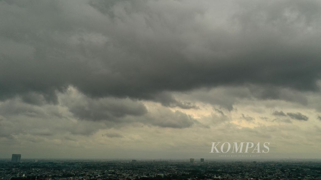 Awan menggelantung di langit Jakarta, Kamis (29/12/2022). Hujan dengan intensitas lebat diprediksi terjadi merata pada 30-31 Desember 2022 di DKI Jakarta.  